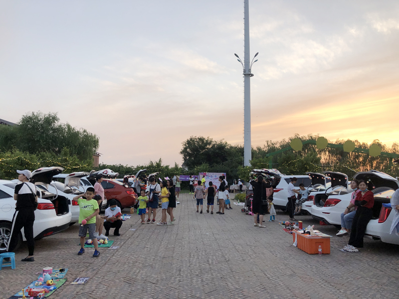 夏令營挑戰地攤經濟，覽眾房車不一樣的活動