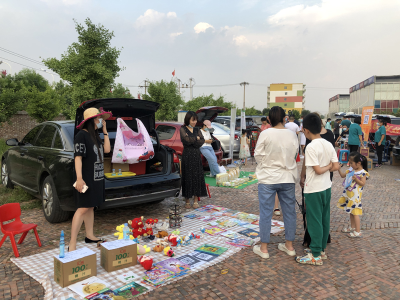 夏令營挑戰地攤經濟，覽眾房車不一樣的活動